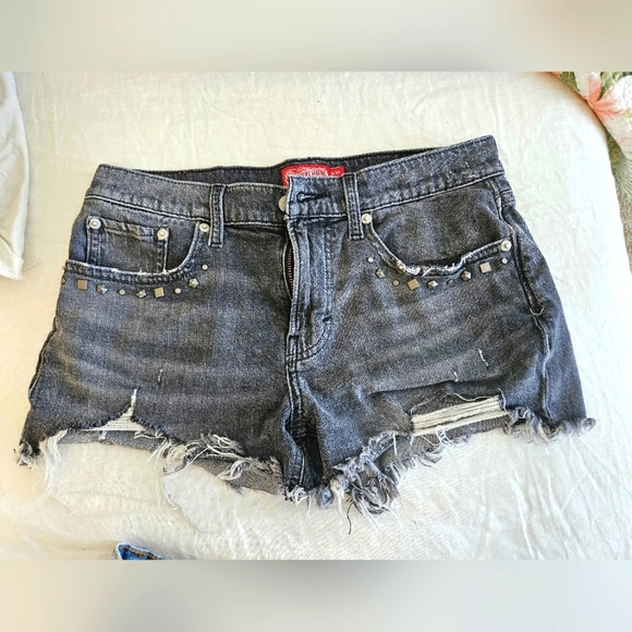 Womens Lucky Brand Grey Black Jean shorts with studs outlinig pockets. Size 6/28 - Picture 1 of 4